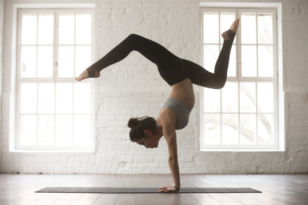 Mejores posturas del yoga invertido