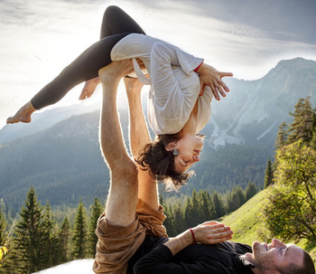 Posturas de yoga en pareja: ¡Empieza a practicarlo ya!