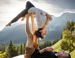 Posturas de yoga en pareja: ¡Empieza a practicarlo ya!