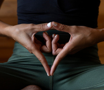 10 Mudras y sus beneficios: ¿Cuál es el significado de estos gestos con los dedos de las manos?