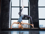 ¿Qué son las posturas invertidas del yoga? Descubre cómo iniciarte en estos asanas
