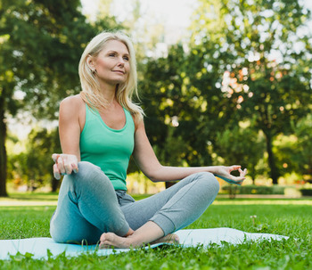 ¿Qué es el yoga terapéutico? Descubre cómo iniciarte en este tipo de terapia