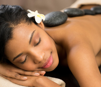 6 Beneficios mentales y físicos de los masajes con piedras