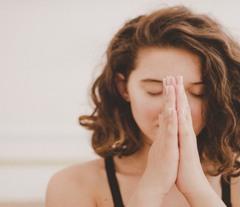 ¿Qué significa namasté? Descubre la espiritualidad detrás de este saludo del yoga
