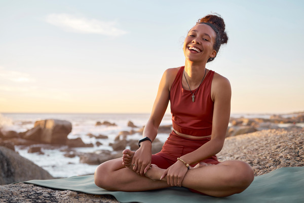 ¿Qué es el yoga de la risa? 6 Ejercicios que te ayudarán a sonreír